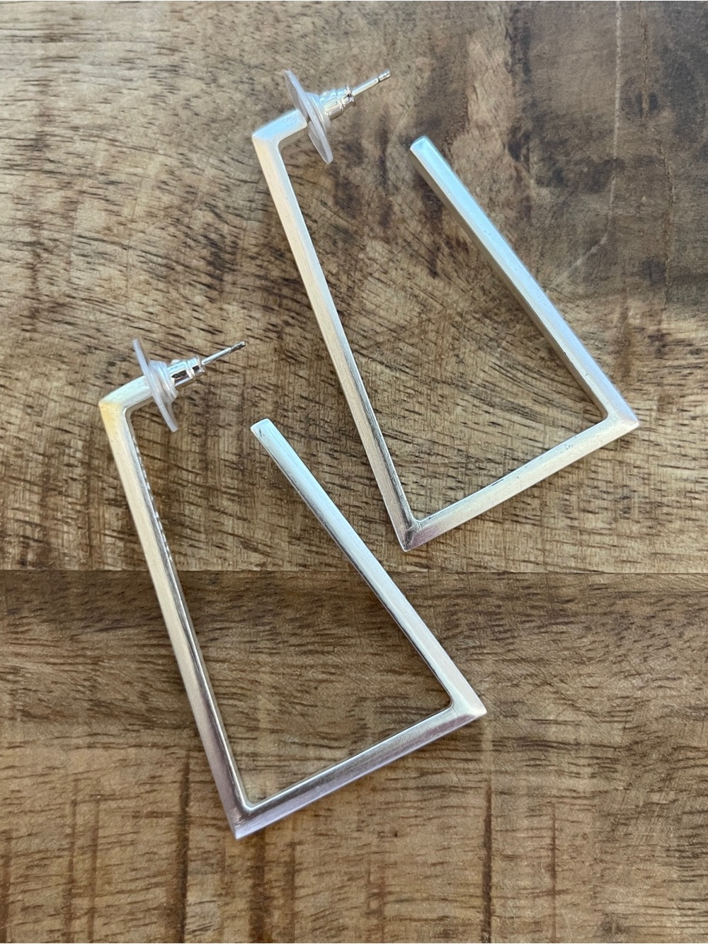 Kendra Scott gold tone geometric hoop style earrings